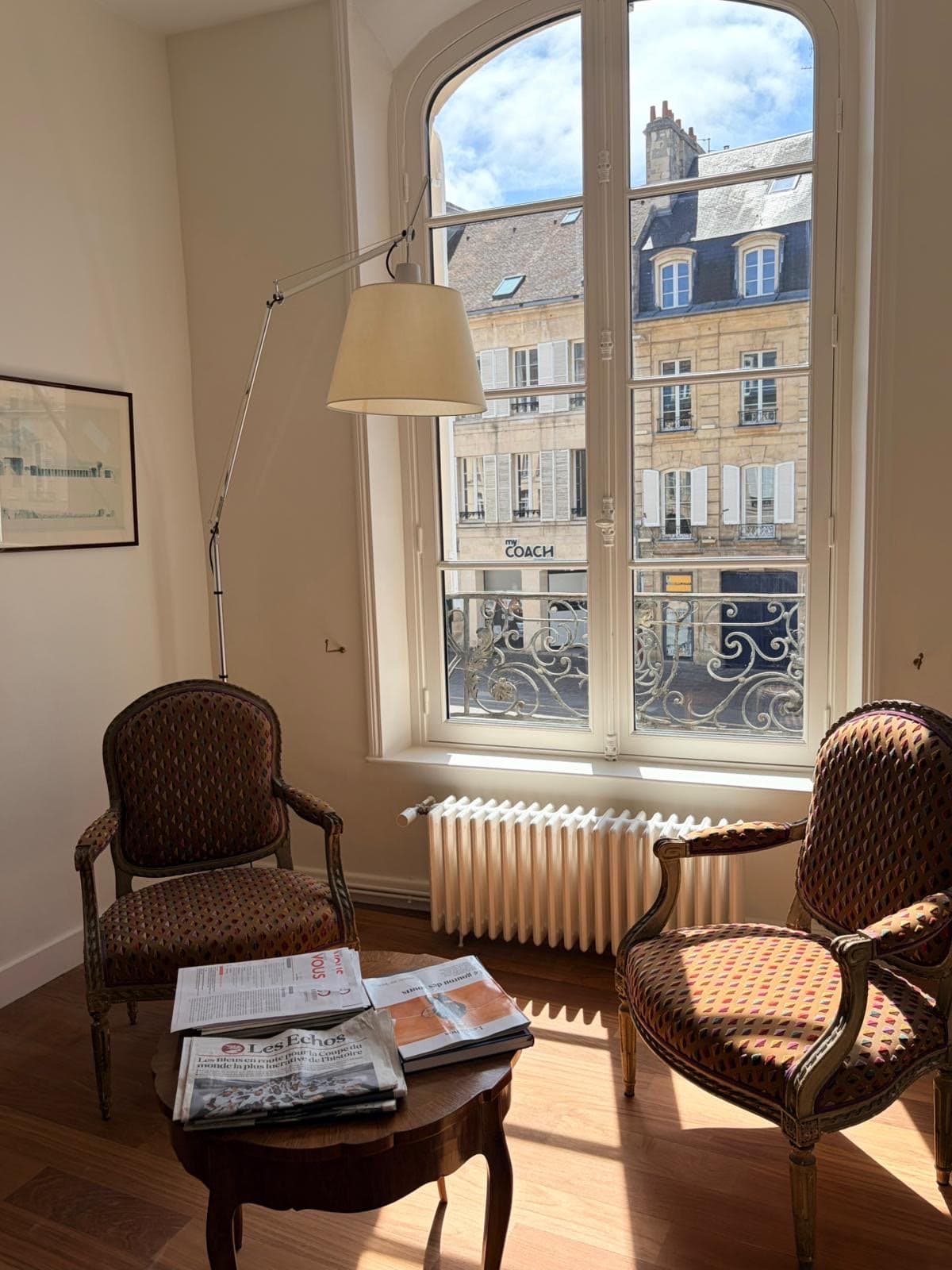 Salle d’attente lumineuse du cabinet, donnant sur Caen